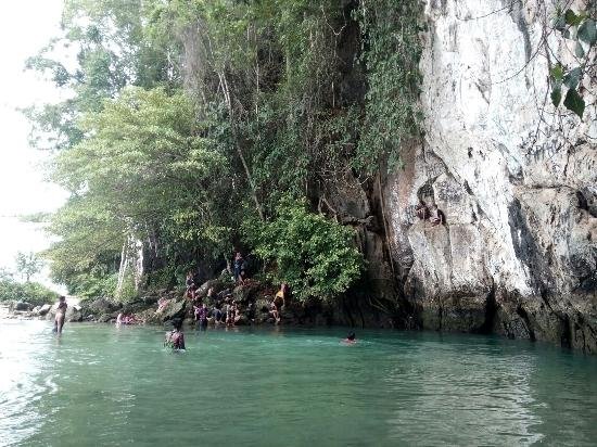 Air sungai yang jernih