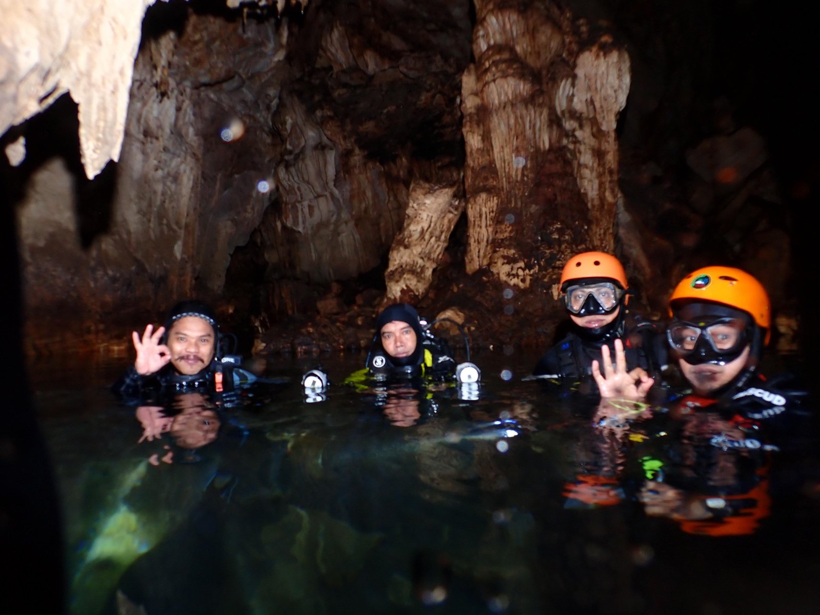 Ekplore Gua Bawah Air